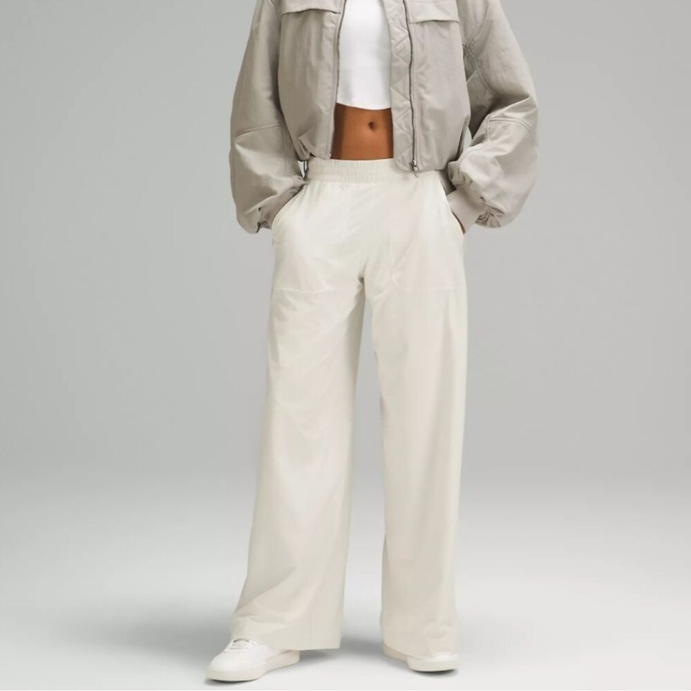 Lululemon Swift Mid-Rise Wide-Leg Pant in color bone size 2 new no tag